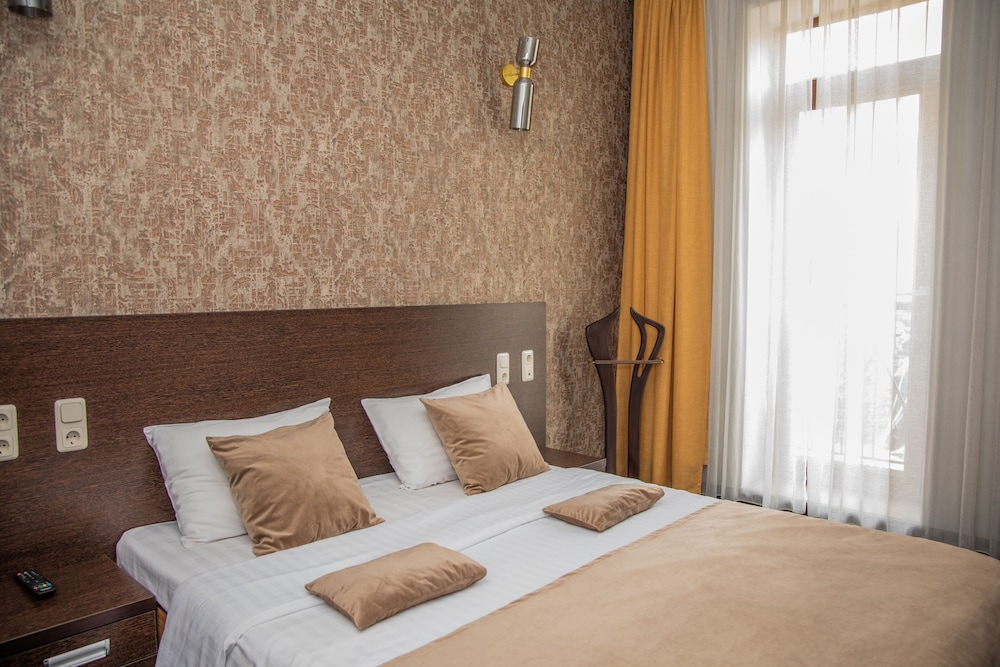 Cascade Hotel 16/46