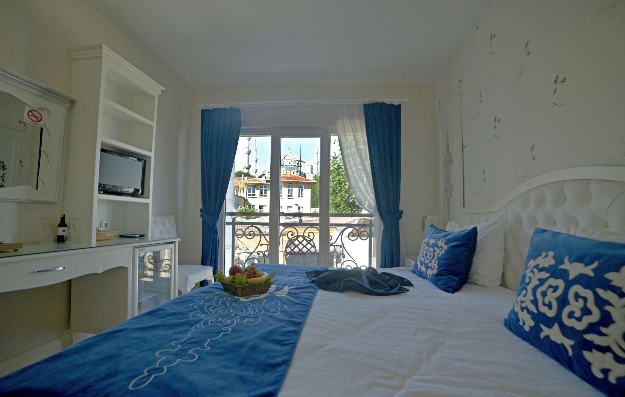 DELUXE, DOUBLE OR TWIN BED