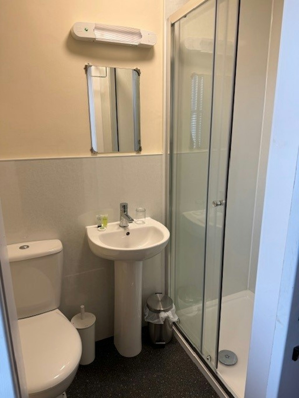 Novar Arms Hotel 19/21