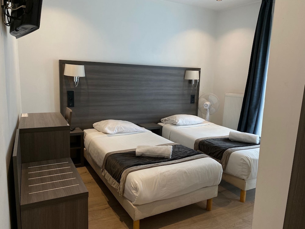 ROOM, TWIN BEDS