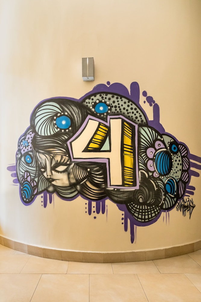 MILHOUSE HOSTEL AVENUE 4/65