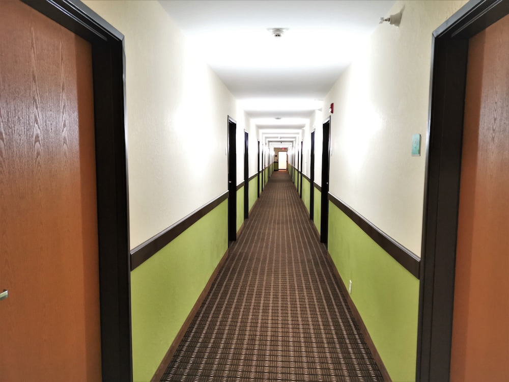 Travel Inn & Suites 5/50