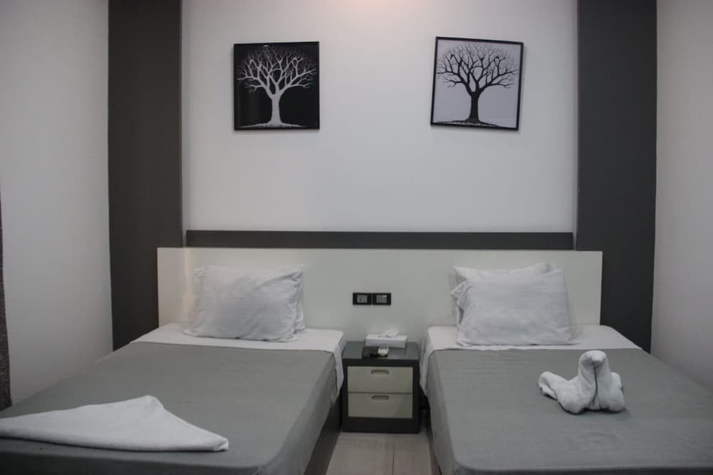 Azar Hotel 15/24