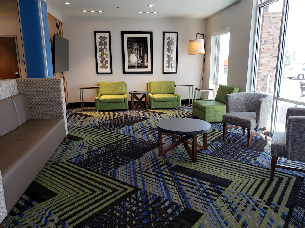 Holiday Inn Express Suites Nashville North Springfield 49/77
