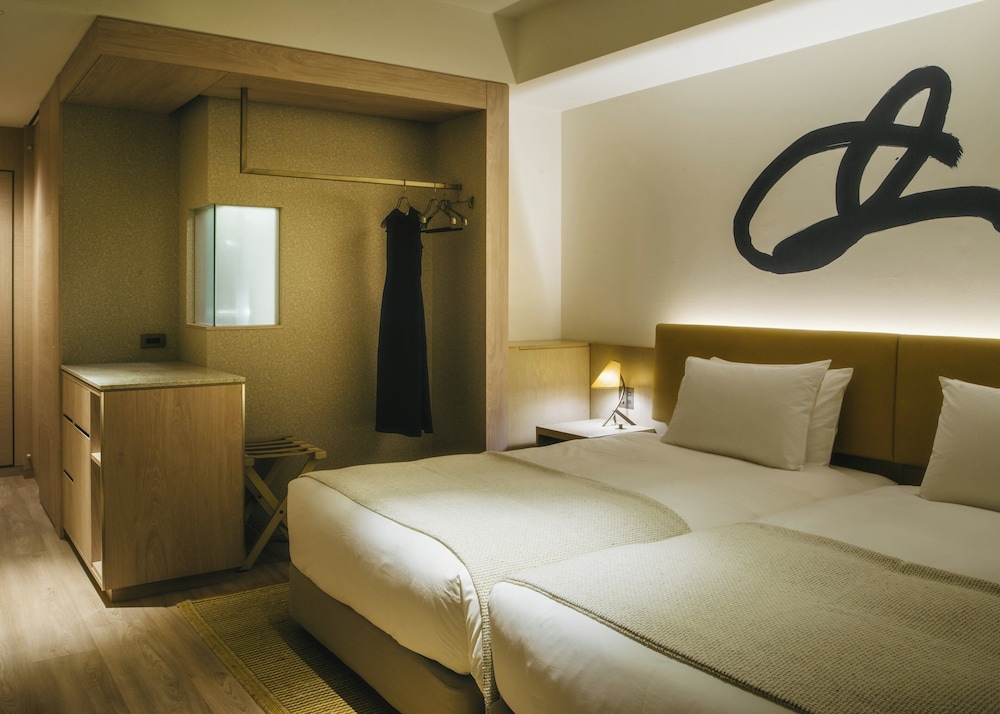 CONNECTING, STUDIO, TWIN BEDS, CORNER