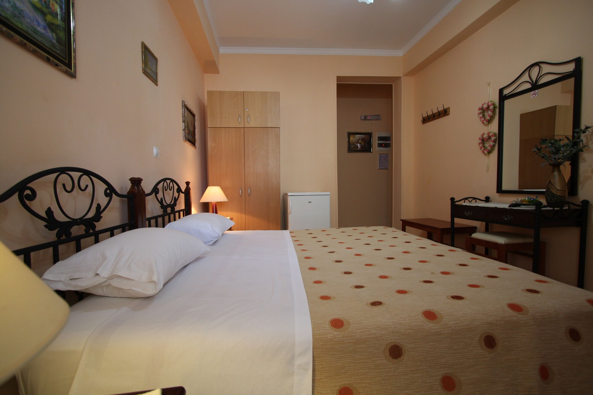 ROOM, DOUBLE BED