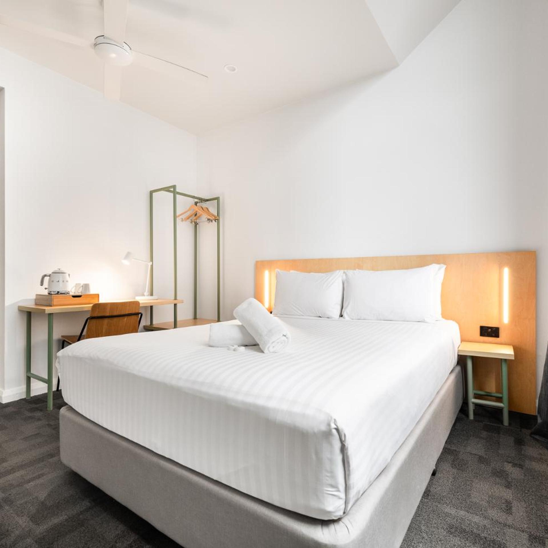 Plus, 4 Rooms, Queen Bed