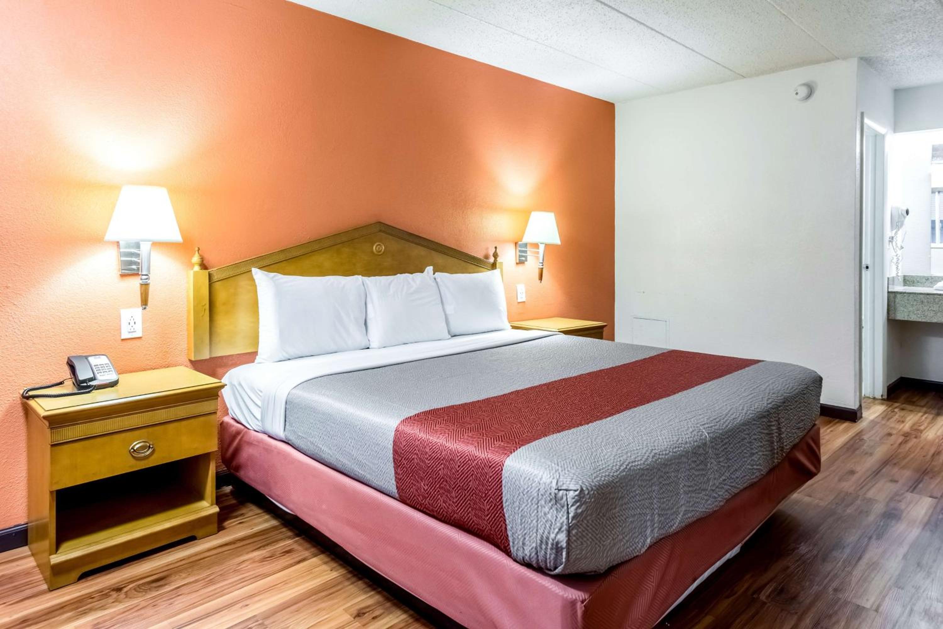 1 King Bed - Smoking, Motel6 Grove City, OH 10/10