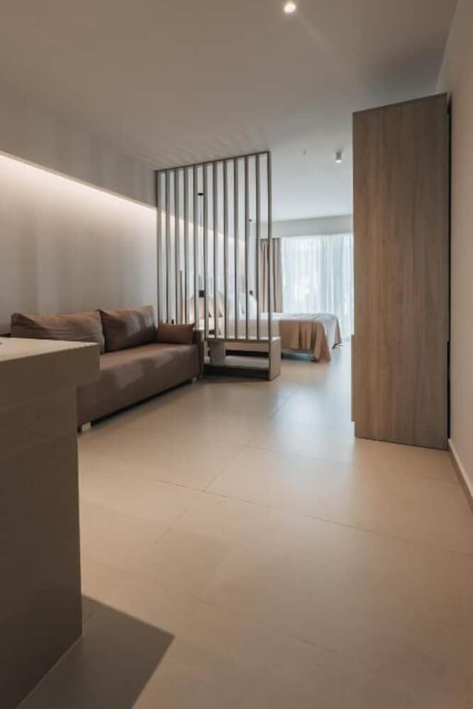 Golden Coast Suites 20/37