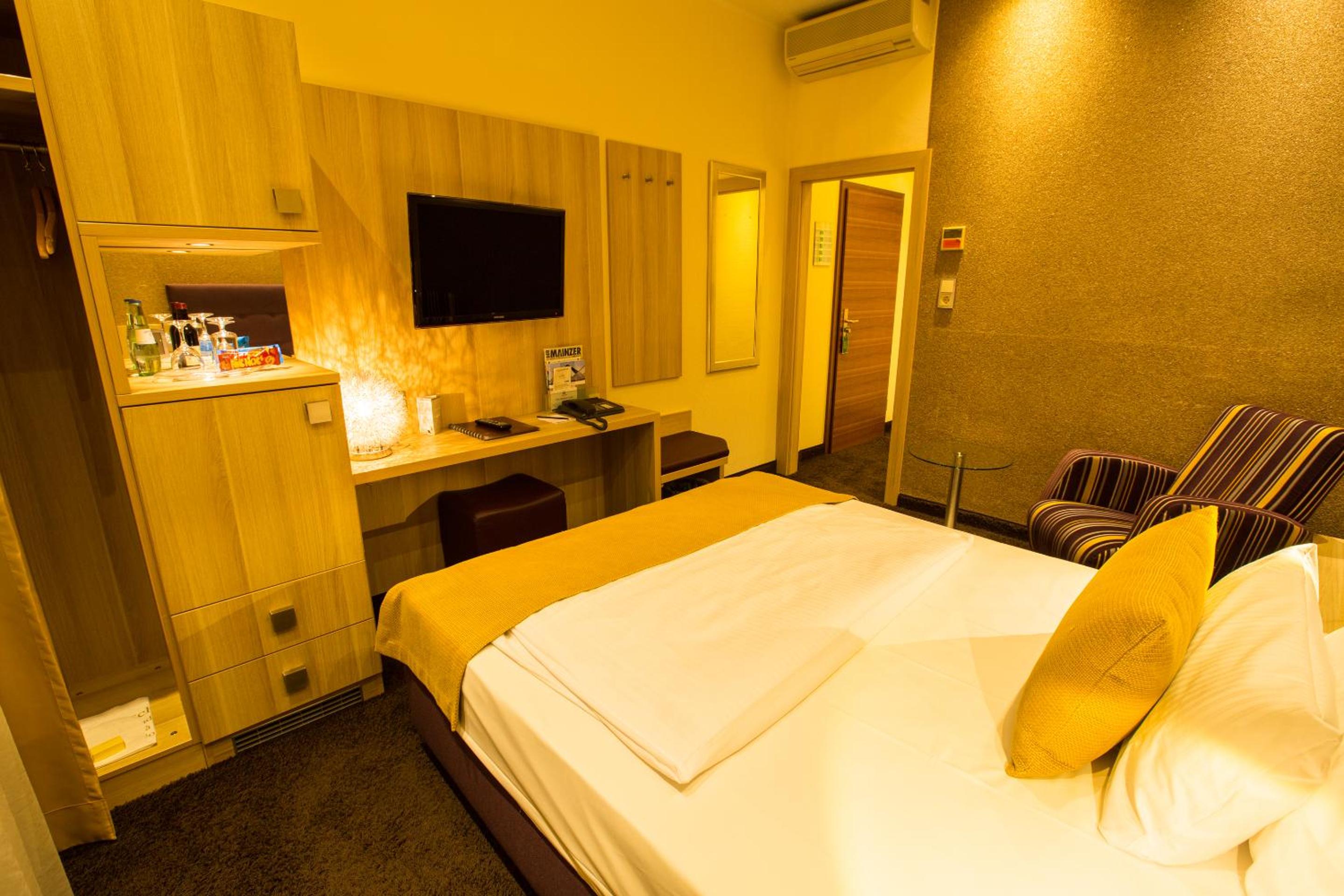 Comfort, Single, King Bed