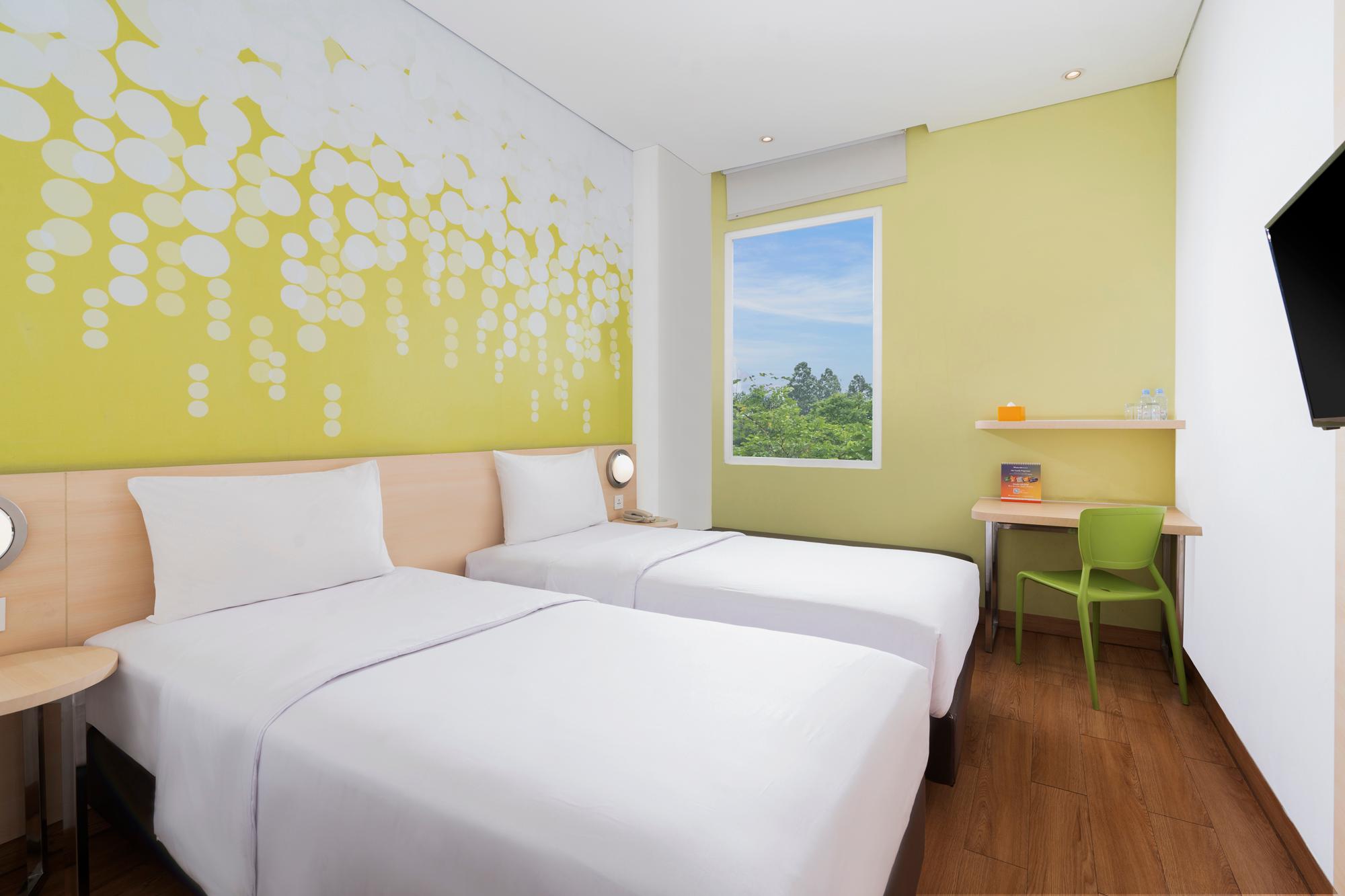 Room, Twin Beds, Pool Access