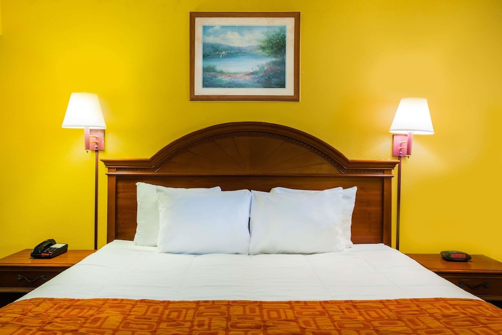 Howard Johnson by Wyndham Panama City 8/15