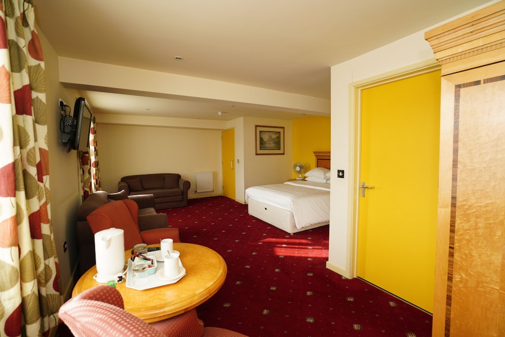 Three Queens Hotel 26/50