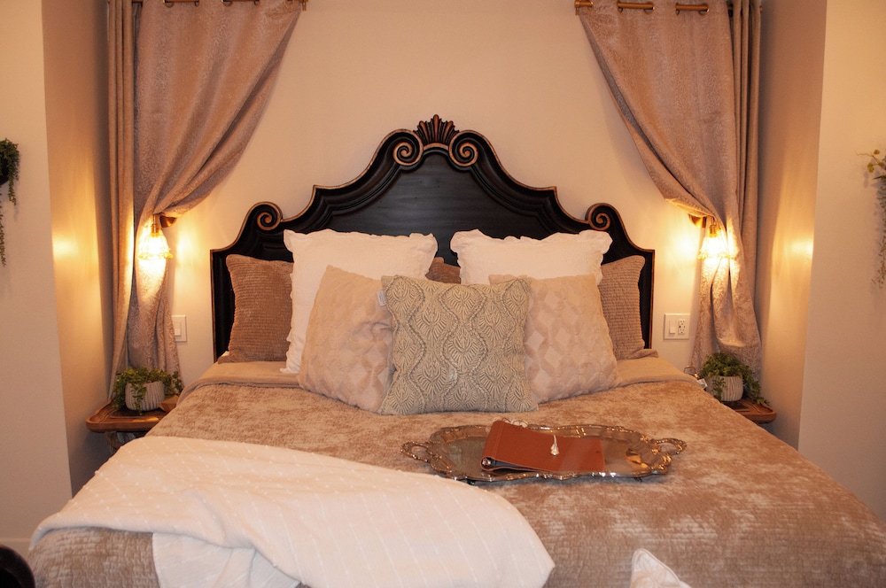 Paris, King Bed، 5th East Hall Bed Breakfast 2/7