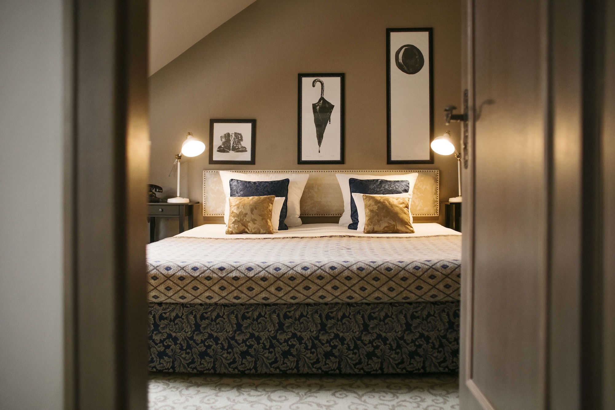 SUITE, KING AND TWIN BEDS