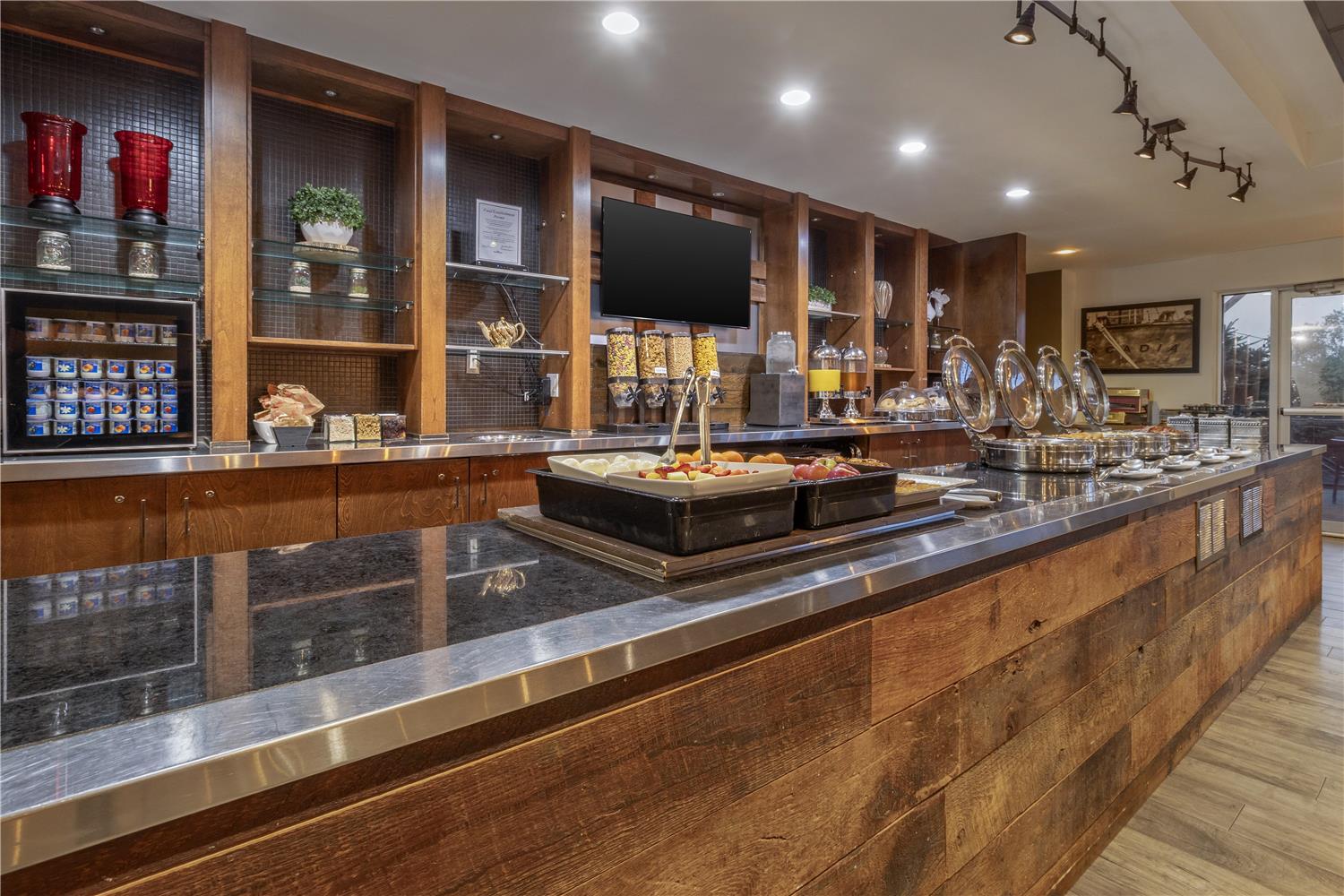 Best Western Plus Chocolate Lake Hotel 10/80