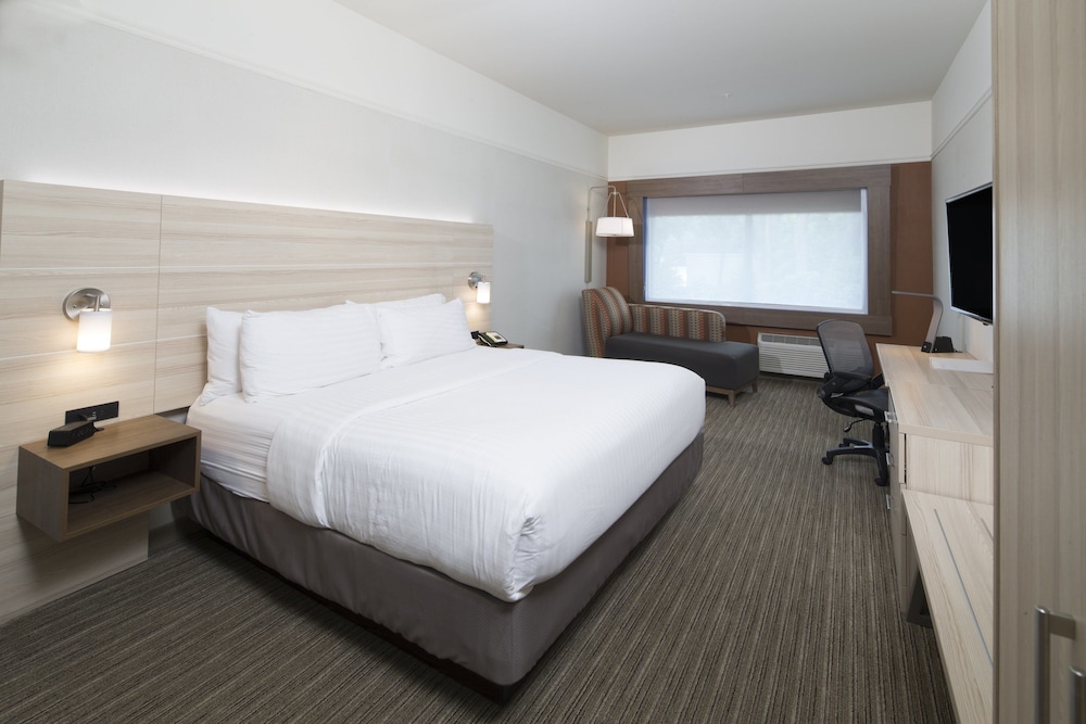 Holiday Inn Express Suites Michigan City 16/46