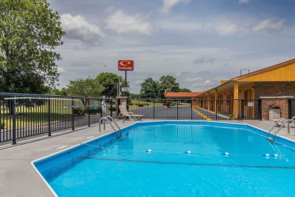 Econo Lodge Cornersville I-65 7/46