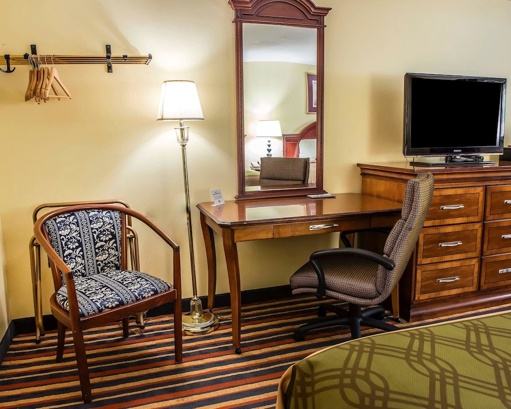 Econo Lodge Jefferson Hills Hwy 51 25/33
