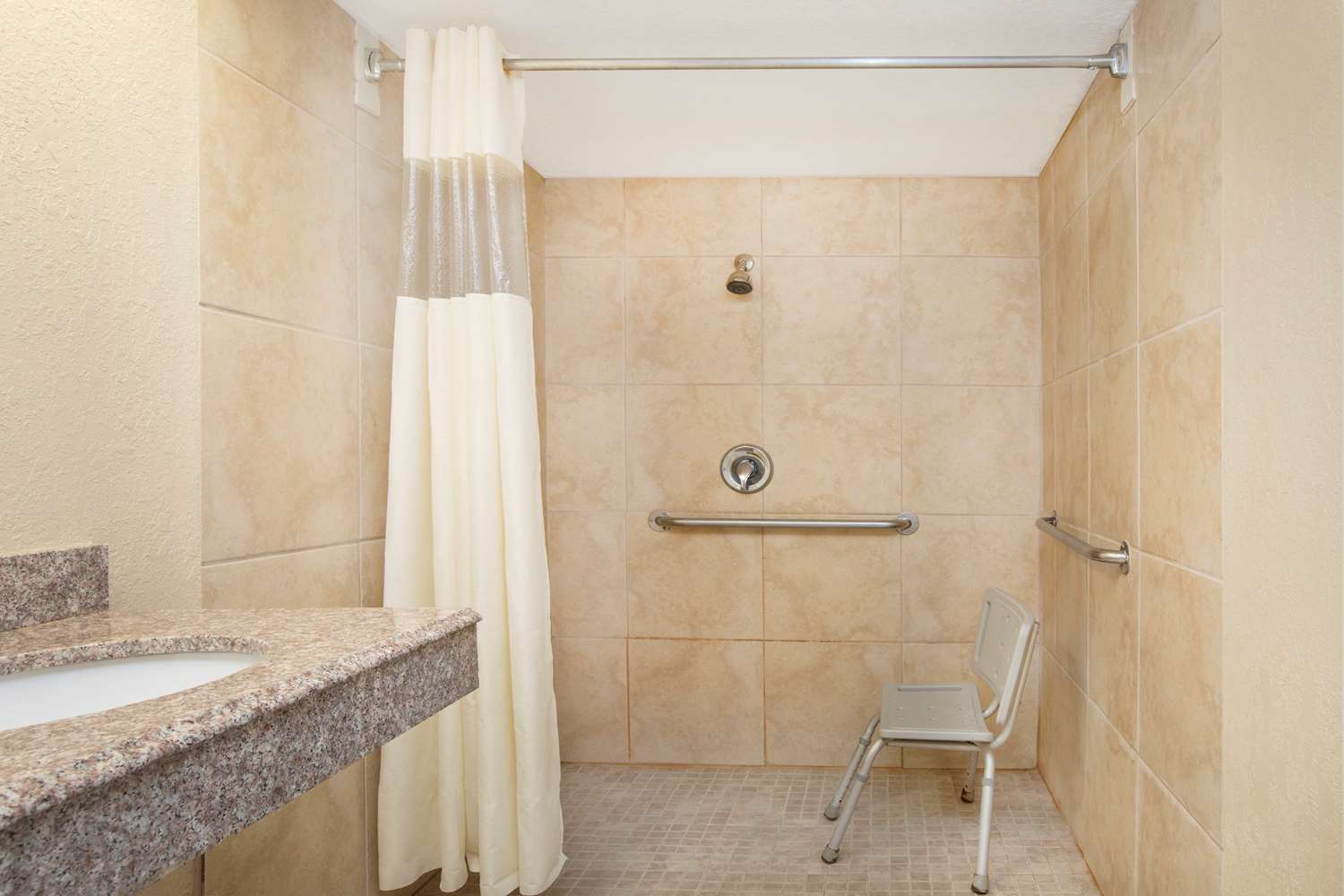 Super 8 By Wyndham San Antonio At I-10 24/25