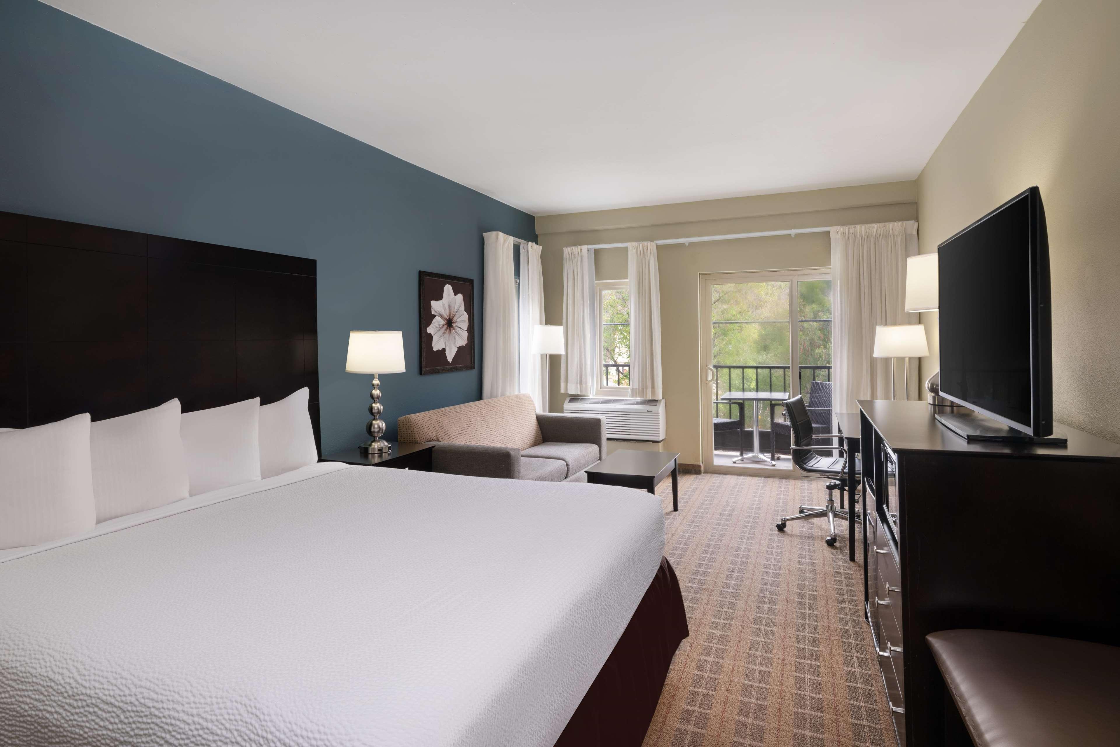 غرفة تنفيذية بسرير كينج