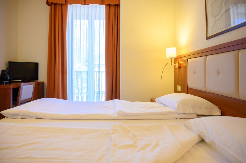 Hotel Benaco 16/50