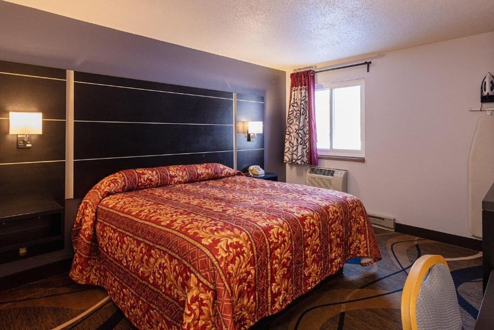 غرفة بسرير كينج للمدخنين، Coratel Inn & Suites by Jasper Hastings 8/10