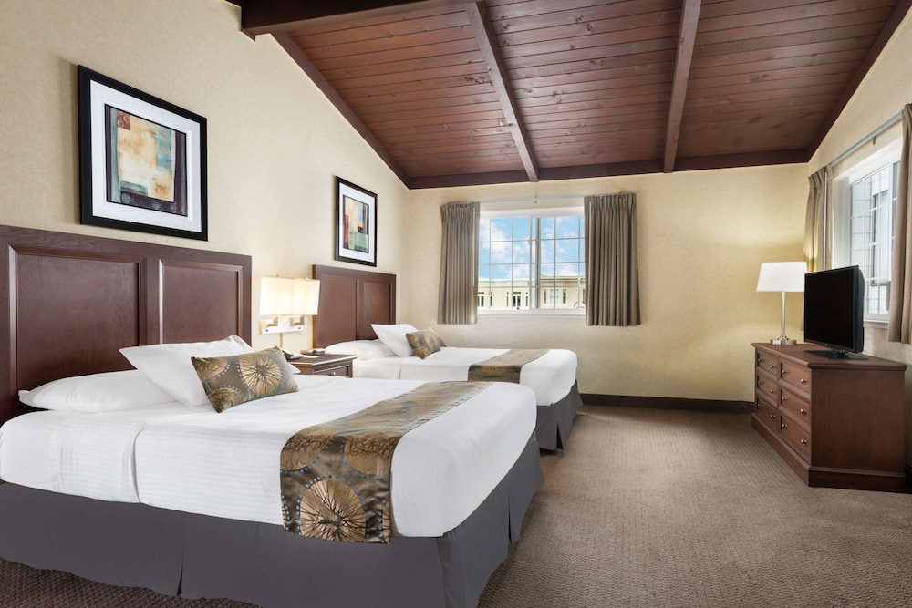 EFFICIENCY, 2 QUEEN BEDS