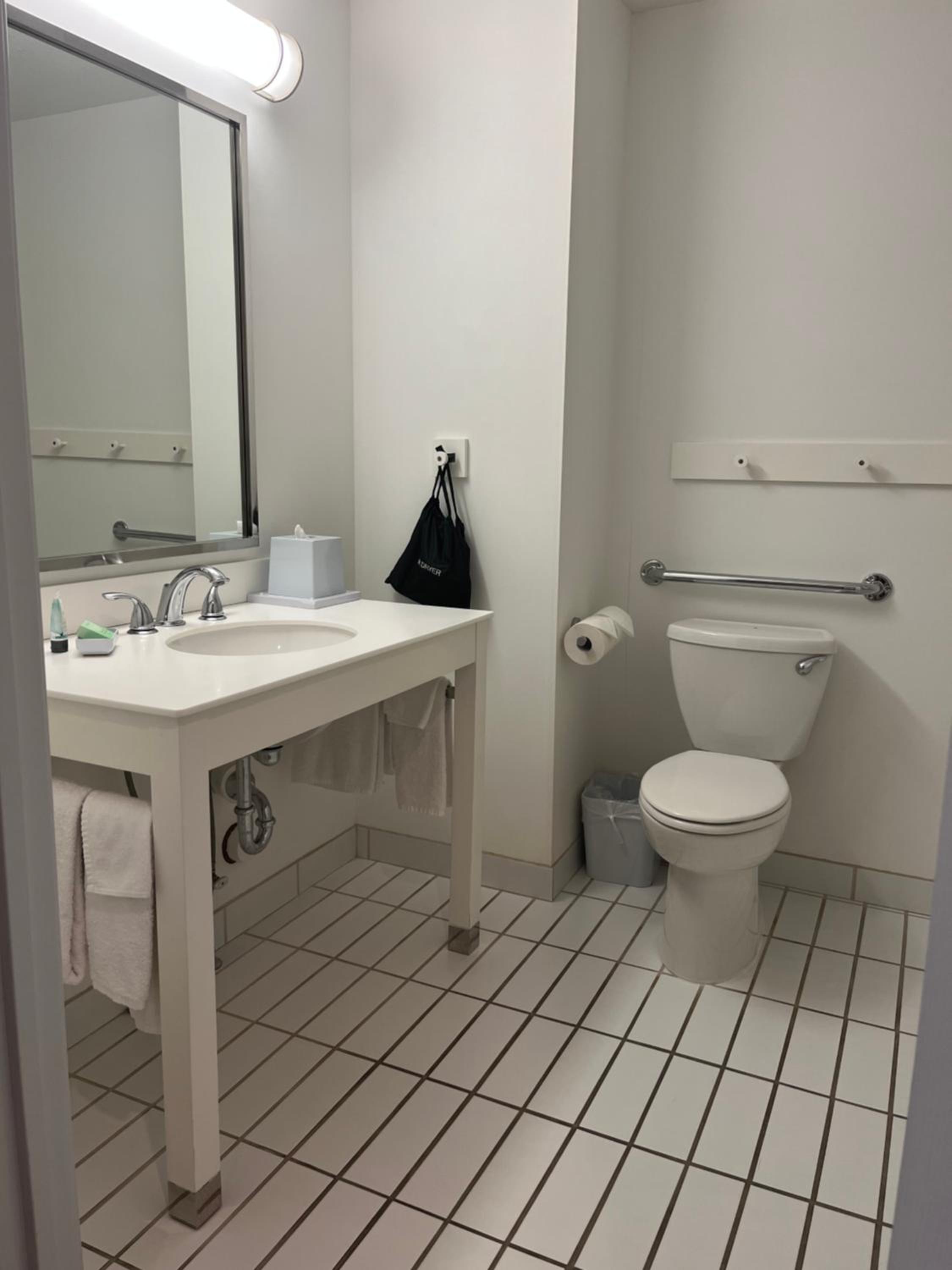 غرفة بسرير كينج لذوي الإعاقة، Four Points By Sheraton Prince George 6/7