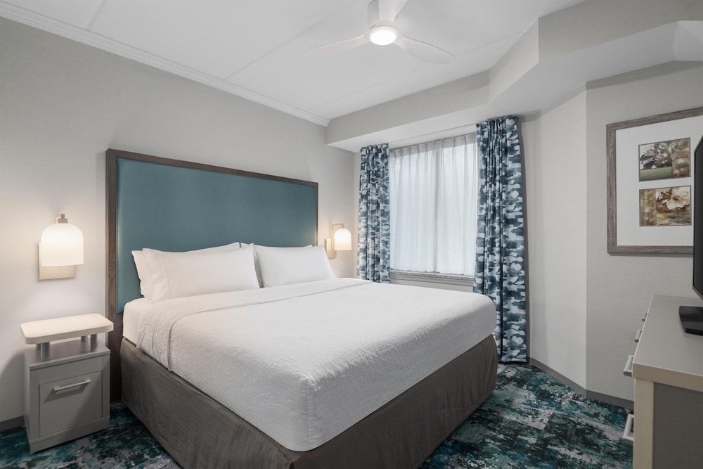 2 Bedrooms, Premier, Suite, 1 King and 2 Queen Beds, 2 Bathrooms, Sofa, Accessible، Homewood Suites By Hilton Williamsburg 5/9