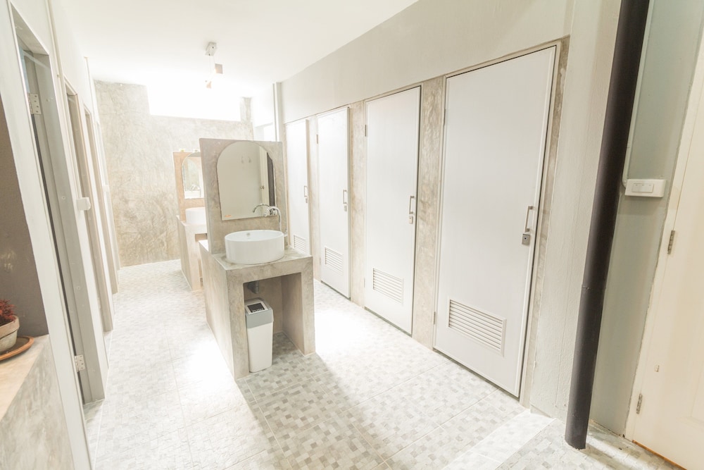 Iris Hostel 39/40