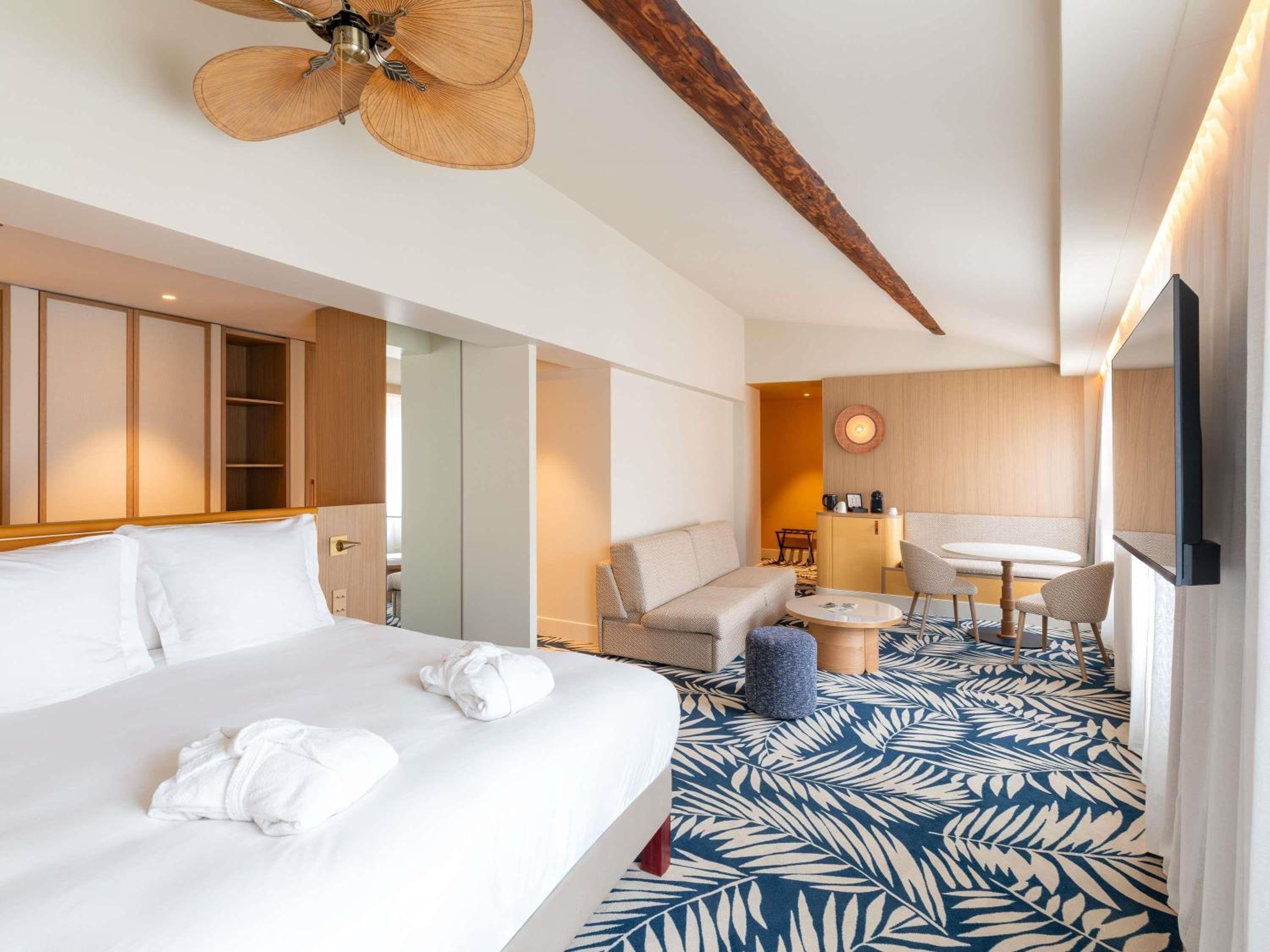 Junior Suite, King Bed, Queen Bed, Street View, Sofa