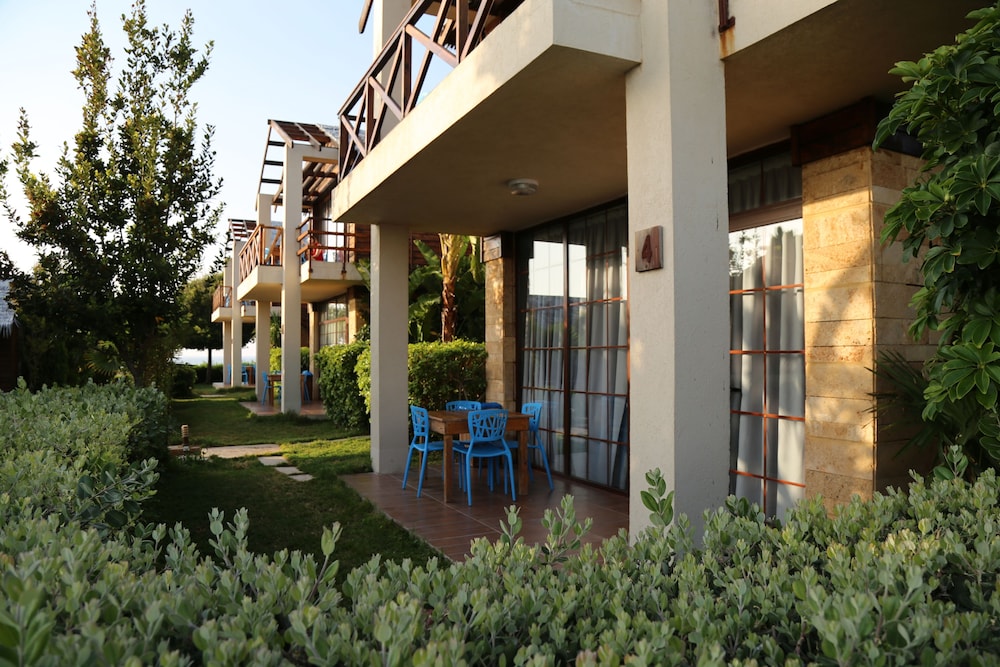 Turquoise Beach Resort Tyre 49/50