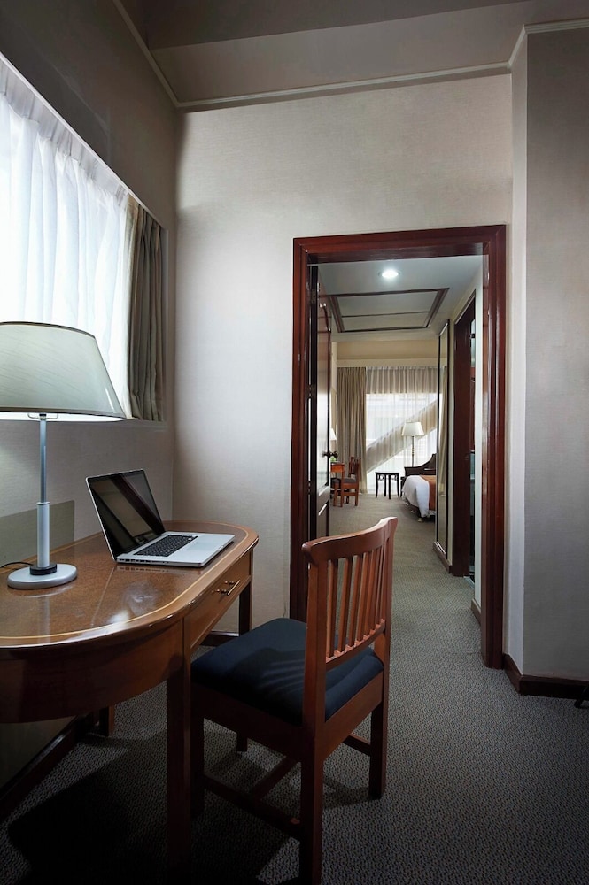 Berjaya Makati Hotel 50/72