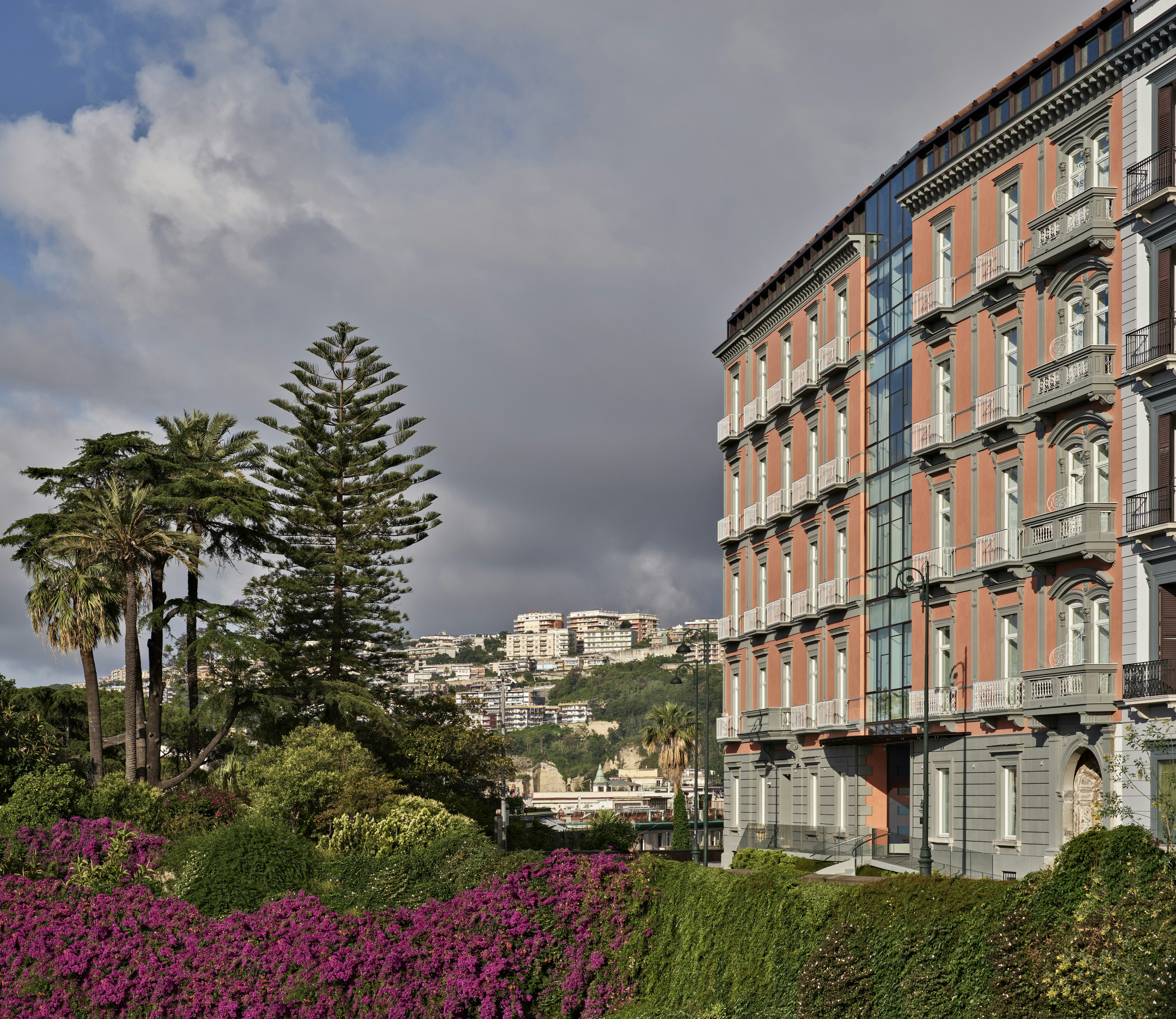 De Bonart Naples, Curio Collection by Hilton 6/50