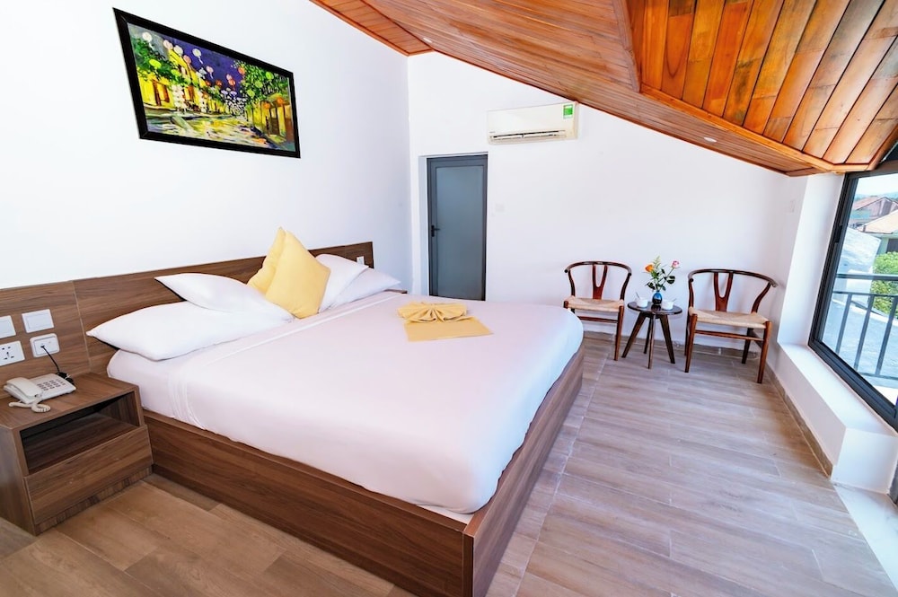 DELUXE, KING BED, BALCONY
