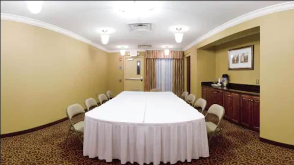 Holiday Inn Express Hotel And Suites Macon West 54/63