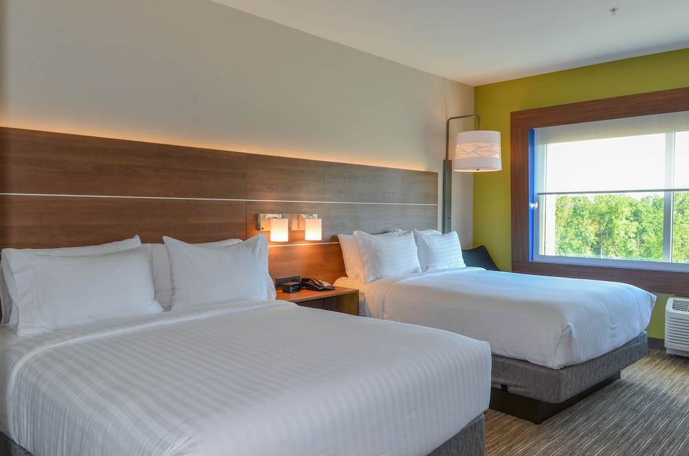 Holiday Inn Express Suites Charlotte Ne University Area 12/40