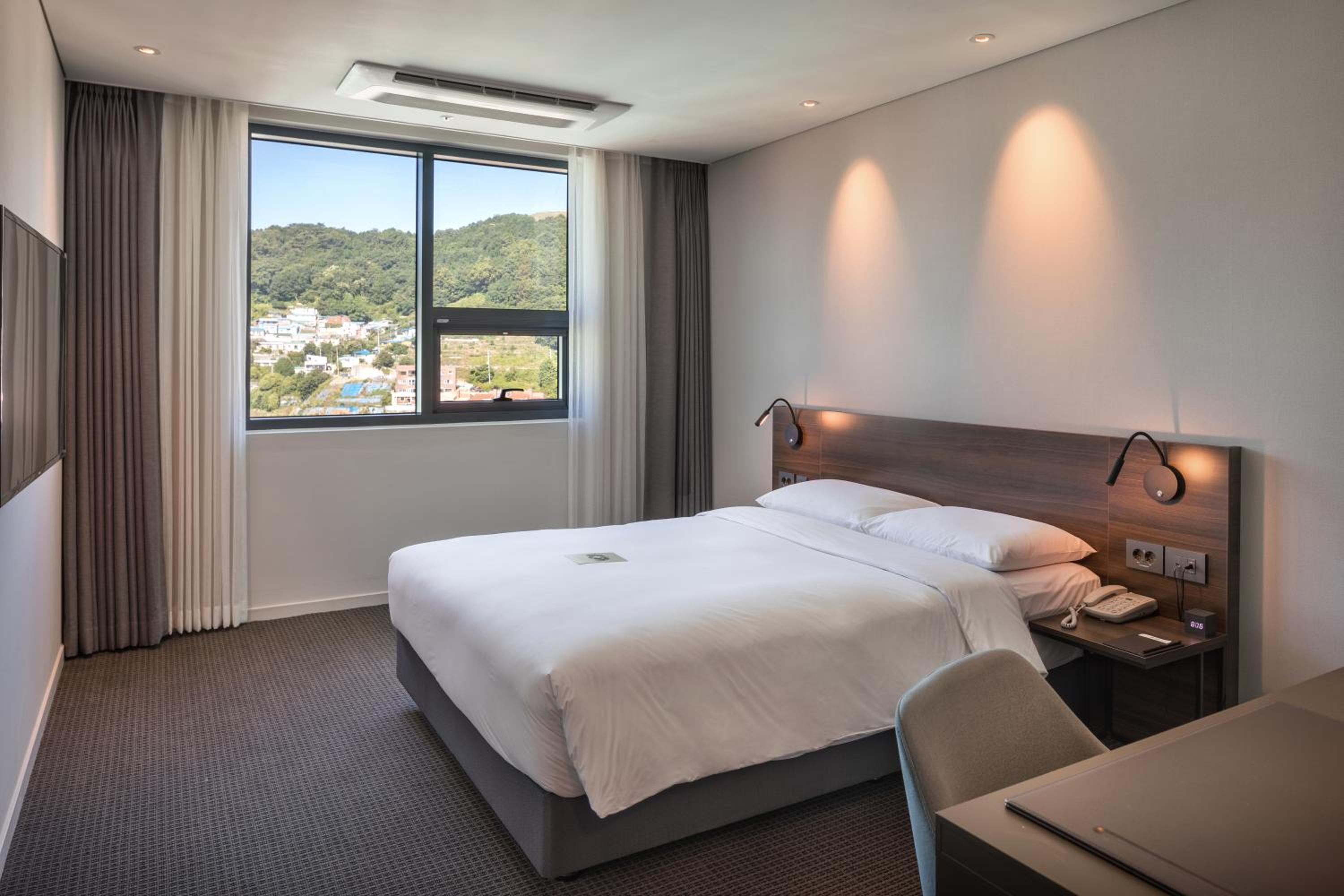 SUPERIOR, DOUBLE BED, CITY VIEW