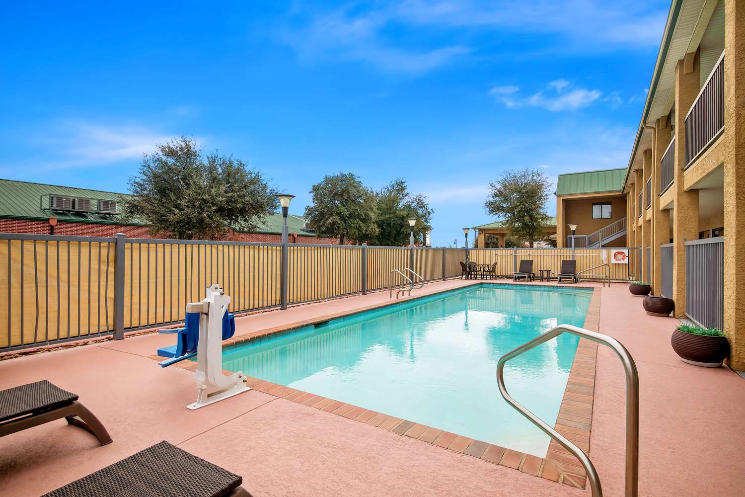 Best Western Cedar Inn 15/24