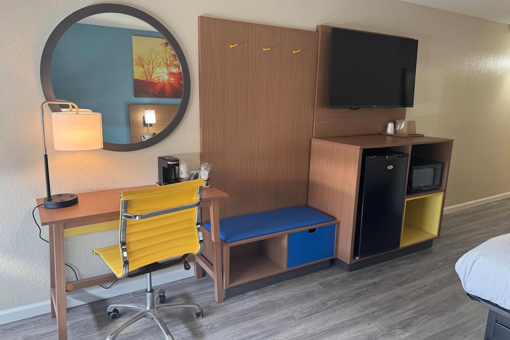 Days Inn & Suites by Wyndham Festus 49/60