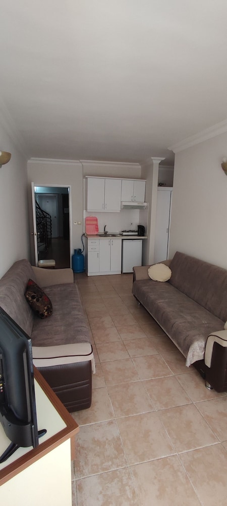 Basil's Apart Hotel 41/51