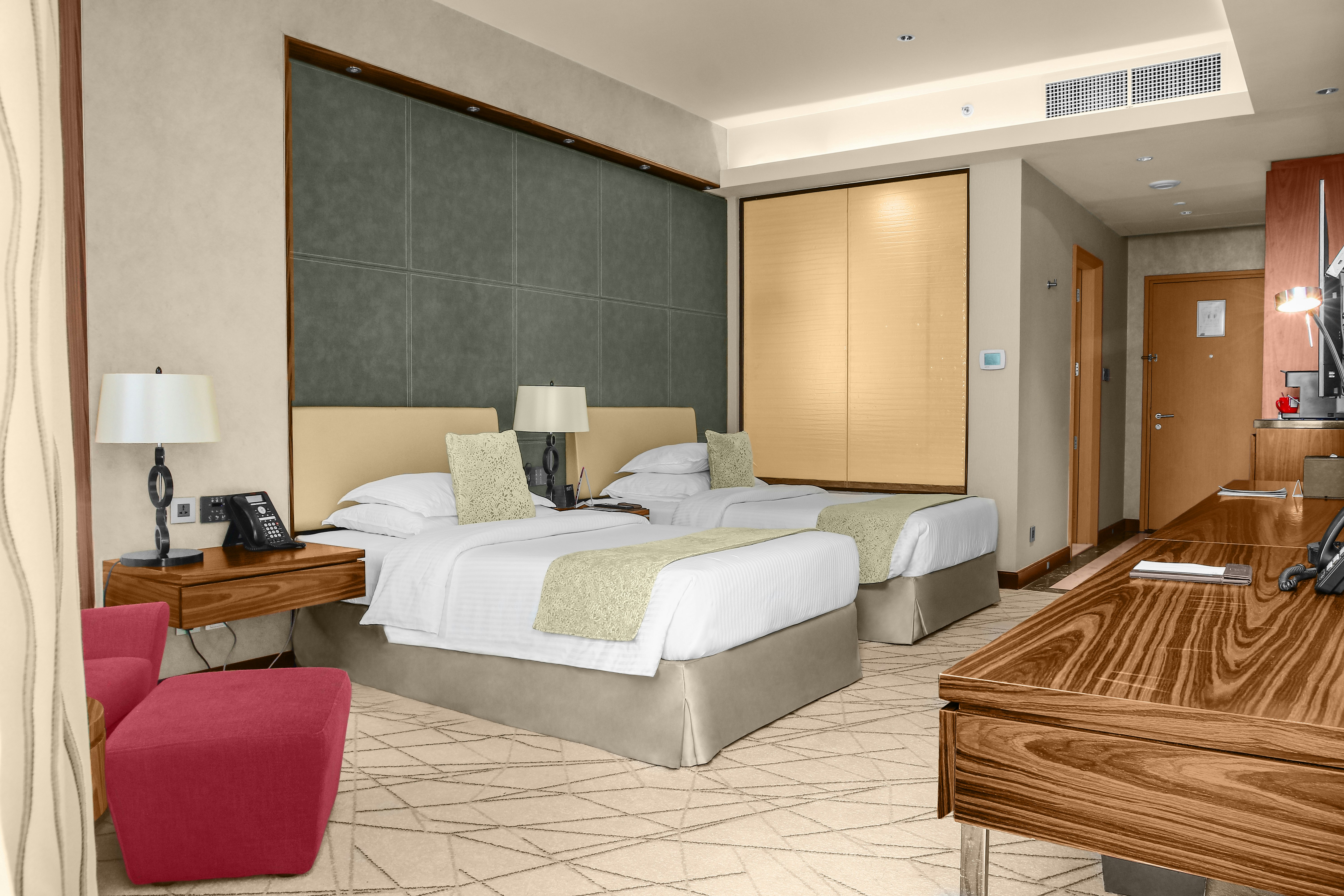 CLUB, TWIN BEDS