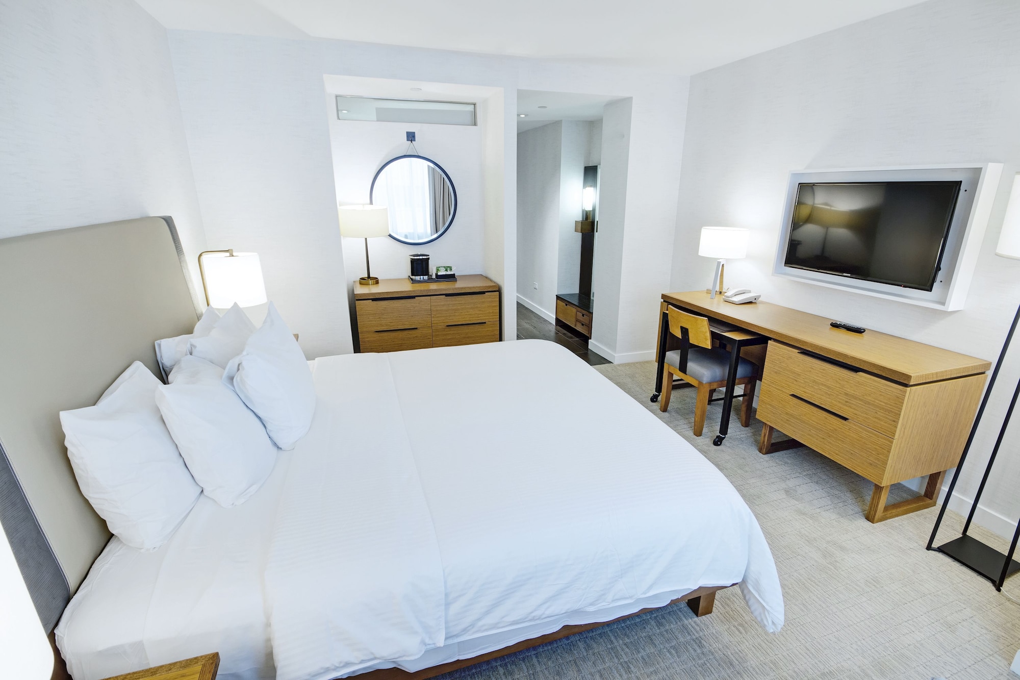 GUEST ROOM, DELUXE, KING BED
