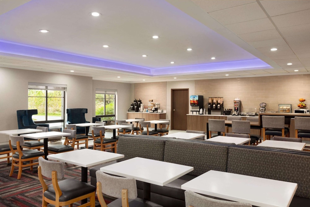 La Quinta Inn And Suites by Wyndham Lackawanna 29/39