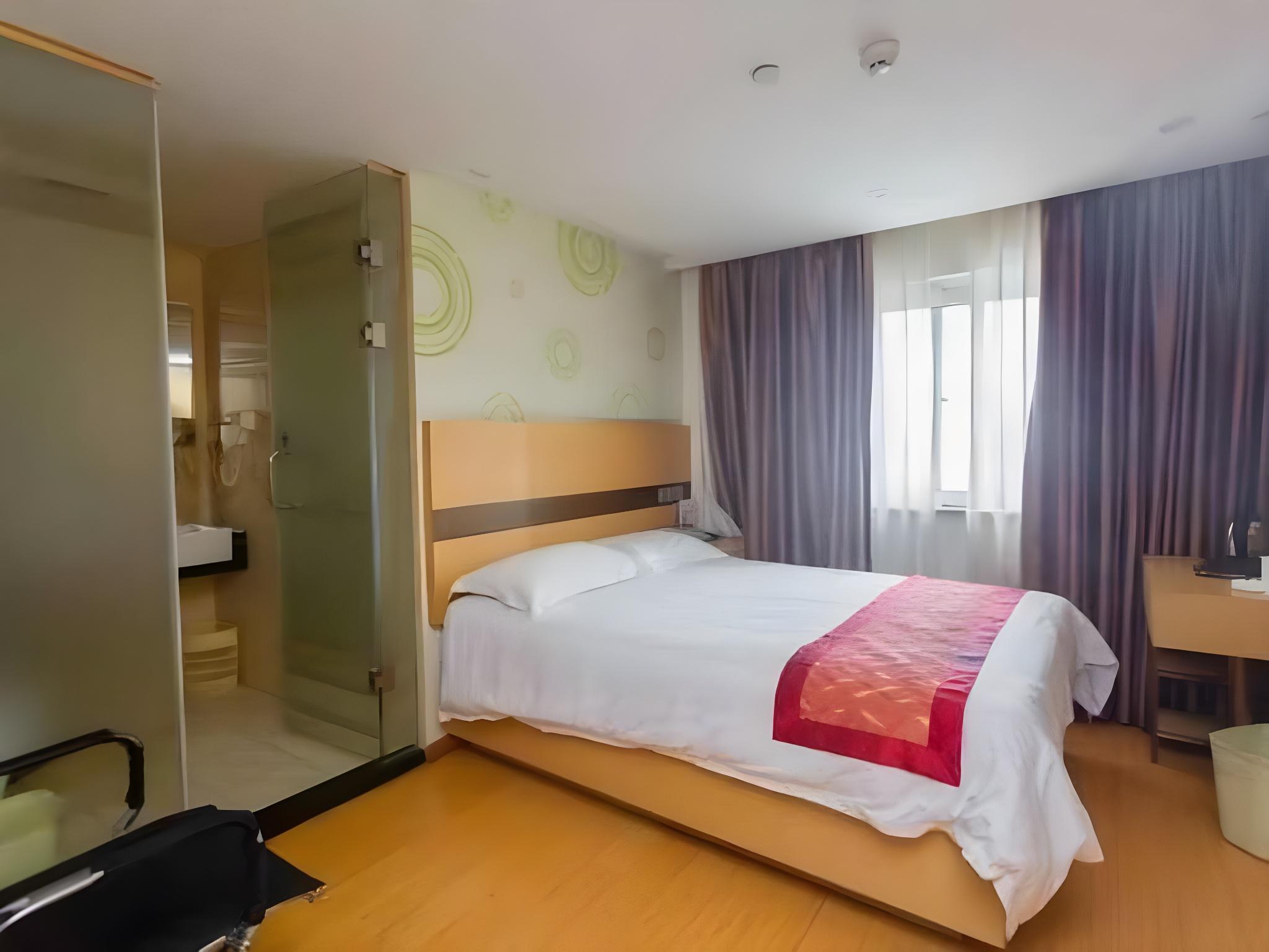 Feature, Queen Bed