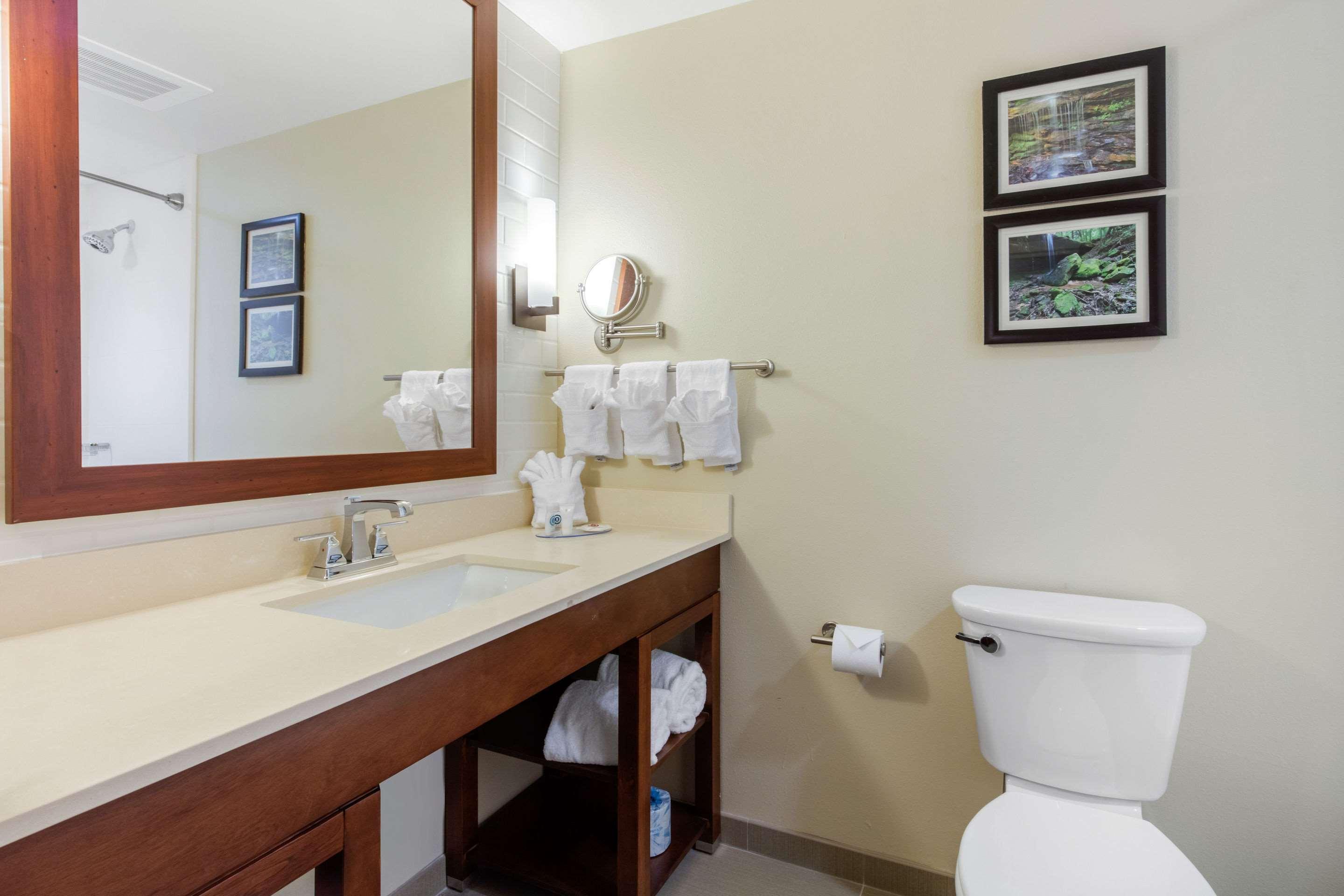 Room, 2 Queen Beds, Comfort Inn & Suites At Crossplex Village 7/9