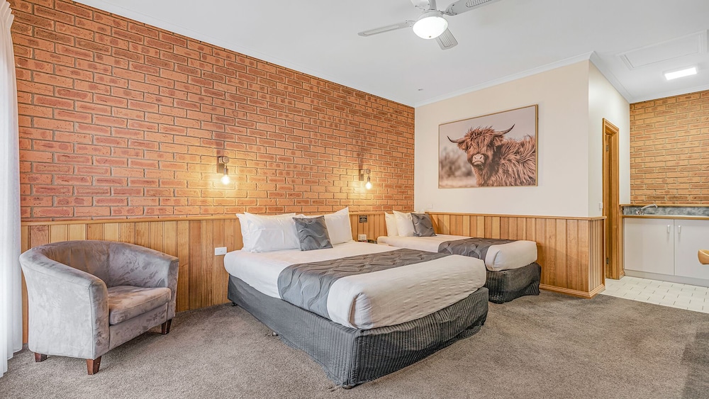 Standard, 1 Queen and 1 Single Bed, Kitchenette