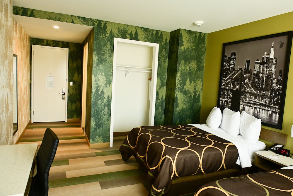 Super 8 by Wyndham Bronx Near Botanical Garden 16/29