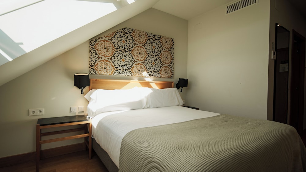 ROOM, DOUBLE OR TWIN BED, CITY VIEW, ATTIC